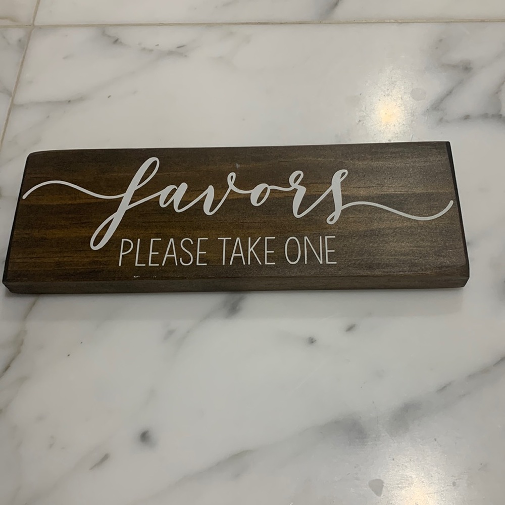 Favors sign